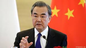 王毅（1953年10月8日 － ），男，汉族，北京人，中华人民共和国政治人物、外交官。 1969年9月参加工作，1981年5月加入中国共产党。 早年曾在黑龙江生产建设兵团和邮电部情报所参加劳动，后进入北京第二外国语学院 日语专业学习。 同时修有南开大学的经济学硕士及外交学院 国际关系学博士学位。 ä¸­å›½å¤–é•¿çŽ‹æ¯…ä¸‹å'¨å‡ºè®¿æ—¥éŸ© å¾·å›½ä¹‹å£°æ¥è‡ªå¾·å›½ä»‹ç»å¾·å›½ Dw 20 11 2020