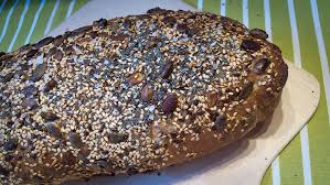 Pane integrale speciale e grissini il pane ottimo per colazione e merenda.nuova versione, utilizzando la pasta madre, che mi ha regalato christian la pasta madre è bella gonfia e porosa, la strappo a fiocchetti e la metto nella ciotola del robot assieme alle tre farine, mandorle, semi, lievito e. Pane Integrale Con Semi Misti Prima Di Partire Per Le Vacanze Cookin Around