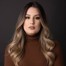 Anne Hathaway stuns in Paris for Fashion Week ❤️‍🔥