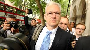 Julian assange 2017 auf dem balkon der botschaft in ecuador bild: Julian Assange Aktuell News Der Faz Zum Whistleblower