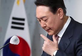 Most of the high-level staff at the presidential office, including Prime  Minister Han Deok-soo and C..