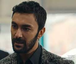 Mehdi'nin babasını öldüren veysi'nin adamları onu hapiste tuzağa düşürerek ölüm kalım mücadelesiyle baş başa bırakır… Dogdugun Ev Kaderindir Oyunculari Karakterleri Ve Kadrosu