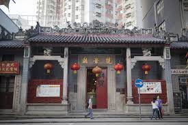 借庫儀式程序： 「借庫」儀式都在觀音廟舉行，不同的觀音廟或有不同的借庫規矩，例如有些不准攜帶蠟燭進廟，但最重要是誠心，所謂心誠則靈。其儀式程序為： 一 燃點蠟燭。 二 上香九支，每次三支。 三 心中默唸：「現向觀音菩薩借財庫，明年一定還願。 è§€éŸ³å€Ÿåº« ä»Šæ™š11æ™‚èµ·é–‹åº«æœ€å¤šå¯å€Ÿ10å„„ é¦™æ¸¯01 ç¤¾æœƒæ–°èž