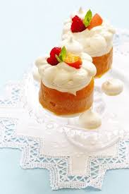 Vacherin Aux Abricots Creme Chantilly Et Framboises Un Dejeuner De Soleil Baking And Pastry Small Desserts Delicious Desserts