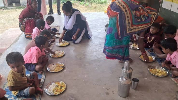 After 3-month boycott, 16 of 20 Odisha children return to eat meal cooked by Dalit helper | Mathrubhumi English