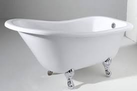 Particulièrement accessible en termes de budget, la baignoire en acier émaillé est bien plus légère que la fonte, mais elle est revanche moins résistante aux chocs du quotidien. Baignoire Sur Pied Baignoire Pattes De Lion 10 Modeles Tendance Pour Ma Salle De Bains Cote Maison