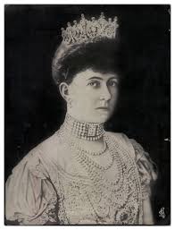 Η βασἰλισσα σοφία, όταν ήλθε στις 15 οκτωβρίου του 1889 στην αθήνα ως πριγκίπισσα διαδόχου κι αντίκρυσε την ιστορική πρωτεύουσα της μικρής δοξασμένης αυτής χώρας, απογυμνωμένην από κάθε πρασινάδα. Treis Germanides Basilisses Sthn Ellada Kalyterh Lamia