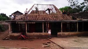 Ada yang mengatakan bahwa hari yang baik untuk membuat pondasi rumah berbeda dari tahun ke tahun. Minggu Pahing Dipilih Sebagai Hari Baik Untuk Membangun Rumah Kh