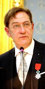 CARNET DE LA VILLE. Patrick Bernard expert… et chevalier