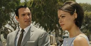 Oss 117, is ordered to take his place at the head of a poultry firm in cairo. Oss 117 Va Etre Projete Sur Les Champs Elysees En Plein Air