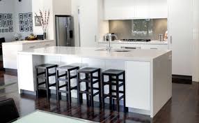 Weisse Kucheninsel Mit Schwarzen Hochstuhlen Kuchen Planung Kuchenplanung Kuche