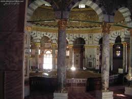 من قلب مسجد قبة الصخرة حيث تظهر في الصورة صخرة المعراج Dome Of The Rock Moorish Revival Temple In Jerusalem