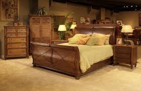 غرفة نوم بحوائط بيج وطقم بني ديكور المنزل