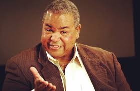 NuestraGente Otilio Warrington “Bizcocho” es un actor y comediante  puertorriqueño nacido en Santurce, con más de 50 años de trayectoria  artística. Fue uno de los rostros más conocidos de la televisión  puertorriqueña