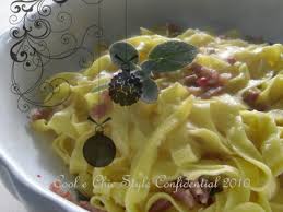 Die »al dente« gekochten und abgegossenen spaghetti zurück in den kochtopf geben, mit salbeibutter begießen und gut umrühren. Tagliatelle Al Burro Fuso Con Pancetta Croccante E Salvia Ricetta Petitchef