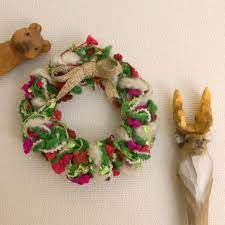 一気に冬に突入ですね 何でこんなに寒いねーんと自転車 を走らせていましたがもうすぐ12月じゃないですか 当たり前ですよね この寒さ 徐々に街の雰囲気がクリスマスになってきました 例年よりは控えめな気がします 自分の部屋のドアに飾るミニ リースを 毛糸の