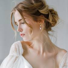 Pendientes colgantes de perla barroca dorada: un toque nupcial único