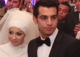 ماجي زوجة نجم ليفربول بدت في الصورة بوزن زائد، وتحاول اخفاء بطنها المنتفخ خلف زوجها اللاعب. Ù…ÙˆÙ‚Ø¹ Ø®Ø¨Ø±Ù†ÙŠ 7 Ù…Ø¹Ù„ÙˆÙ…Ø§Øª Ù‚Ø¯ Ù„Ø§ ØªØ¹Ø±ÙÙˆÙ†Ù‡Ø§ Ø¹Ù† Ø²ÙˆØ¬Ø© Ù…Ø­Ù…Ø¯ ØµÙ„Ø§Ø­