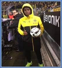 Contact moukoko offi on messenger. Youssoufa Moukoko Kindheitsgeschichte Plus Unzahlige Biografische Fakten