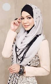 Contoh Busana Muslim Casual Untuk Muslimah Di 2020 Model Pakaian Gaya Hijab Model Pakaian Muslim