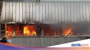 Tempat siksaan di akhirat untuk membersihkan jiwa orang yang berdosa ringan peribahasa menggunakan kata api. Bak Api Dalam Sekam Kebakaran Pasar Senen Sulit Dipadamkan