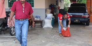 Kami tambah terkejut terdapat seterika atas cermin yang retak itu. Pantang Ditegur