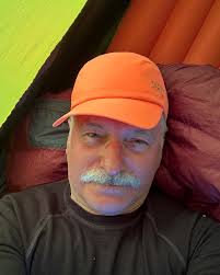 Ny ö, ny tältplats med fantastisk utsikt. Dagen bjöd på både regn och sol,  mot- och medvind, höga vågor och nästan platt vatten. Den här skärgården,  runt Stendörrens naturreservat, är ett riktigt