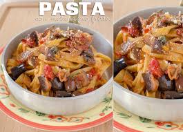 Le melanzane fritte sono un antipasto classico della tradizione italiana caratterizzate da un cuore tenero ricoperto da una croccante panatura! La Ricetta Della Pasta Con Melanzane Fritte Vivere Meglio