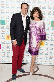 Genau deshalb bleibt uns eigentlich nur zu sagen: Joan Collins Kleid Entblosst Schrumpel Haut Promiflash De