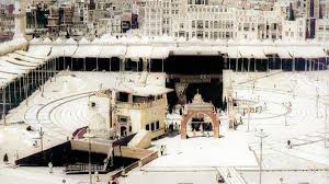 باب بني شيبة قديما ومبنى المقام ومدخل زمزم in 2021 zamzam well islamic heritage old pictures