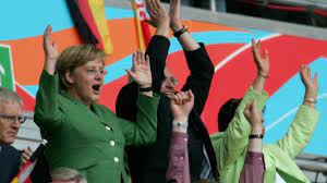 Angela merkel verrät, dass sie beim fußball meinungsverschiedenheiten mit italiens draghi hat. Kanzlerin Fliegt Zur Wm Merkels Eigentor In Kapstadt Politik Sz De