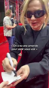 Elle a vraiment dedicacé l’amende jppp 😭 #isabellehuppert #cinema  #berlinfilmfestival #actrice