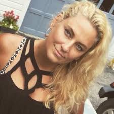 Angela Farrell (@angelaCastles)