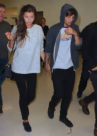 One direction's louis tomlinson is in a twitter war with harry styles bff, bbc radio 1 dj nick grimshaw. Eleanor Calder Defends Louis Tomlinson After Nick Grimshaw Laughs At Him On The Radio Mirror Online
