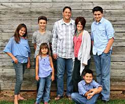 Pin By Courtney Clark The Green Mock On Group Poses Photography Poses Family Family Photo Pose Family Picture Poses