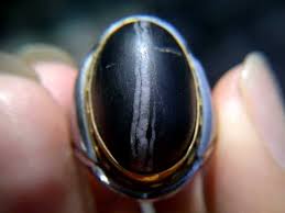Saya punya batu hitam tapi klu di senter isinya warnanya ungu,kata orang kecubung ungu. Kenali Ciri Batu Akik Tapak Jalak Hitam Batu Akik Cincin