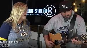 Höre dir kostenlos das lied it's your song von garth brooks ohne registrierung im mp3 format jetz auf deinem handy, tablet oder computer an! Garth Brooks Trisha Yearwood Bring Facebook Show To Cbs