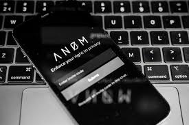 Anom is a boy name, meaning young in javanese origin. Eksueom0eooucm