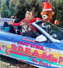 Joelle joanie jojo siwa is an american dancer, singer, actress, and youtube personality. Jojo Siwa Takes Her Customized Bmw For A Spin To Target After Justin Bieber Apologizes To Her Daily Mail Online