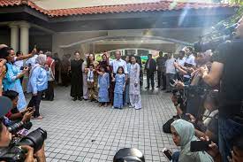 Sementara itu, rumah bekas timbalan perdana menteri tan sri muhyiddin yassin di bukit damansara menjadi tumpuan. Economist Muhyiddin Expected To Put Macroeconomic Stability Top Of Agenda Nestia