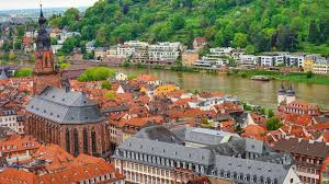 Un om pregatit sa arunce toate mastile, toate caracterele prefabricate, toata ipocrizia, gata sa arate lumii cine este el cu adevarat. Germania