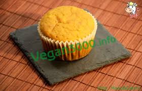 Ecco una versione di tortine di carote con grano saraceno, ingolosito da gocce di cioccolata fondente e porzionato in deliziosi muffin senza glutine! Vegan3000 Info Ricetta Vegan Muffin Di Carote