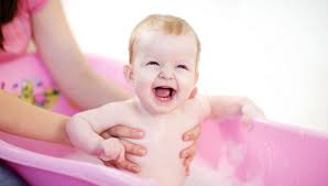 Gerade zu beginn, wenn sie den säugling noch nicht oder noch oder sie probieren aus, nicht ganz so viel badewasser in die wanne zu füllen, sodass es unterm po. Wie Oft Baby Baden Wann Das Erste Mal Baden