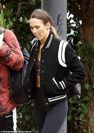 In 2005, she married professional tennis player lleyton hewitt. Bec Hewitt Is Supported By Tennis Star Husband Lleyton And Son Cruz 12 At Rehearsals For Dwts News Parrots