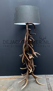 staande geweilamp van edelhert geweien de jachtkamer in 2020 antler lamp red deer deer antlers