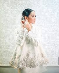 Dalam memilih cincin tunangan, biasanya pihak pria mengajak calonnya untuk memilih langsung ke toko perhiasan agar wanita dapat memilih secara langsung model dan jenis cincin apa yang sesuai. 67 Baju Tunang Terkini Ideas Dresses Fashion Malay Wedding Dress