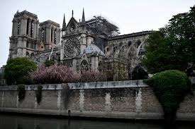 Sur la place au soleil. Incendie A Notre Dame De Paris Le Jour D Apres Upday News France