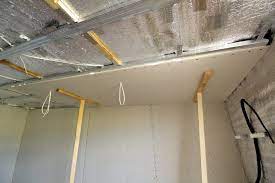 Zusätzlich zu den kosten für den putz und die arbeitsleistung des handwerkers entstehen weitere materialkosten für: Eine Decke Abhangen Welche Kosten Fallen An Heimhelden