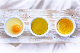 Sbattere un uovo e aggiungere l'aceto di mele. Maschera Per Capelli Con Uova E Olio Di Oliva Olio Cristofaro