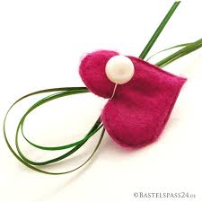 Anstecker Hochzeit Mit Filzherzen Modern Stylisch Bastelspass2 Anstecker Hochzeit Hochzeitsanstecker Tischdeko Hochzeit Selber Machen